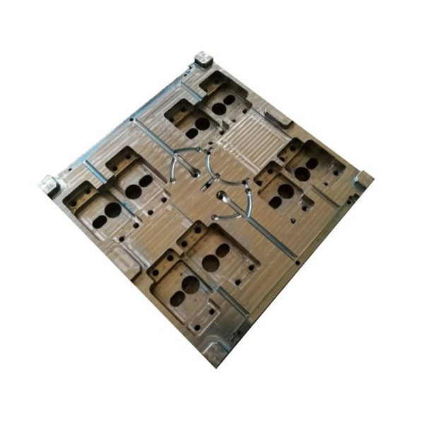 Auto Plastic Injection Molding Tooling Menggunakan PP PC ABS Multi Cavity Molds